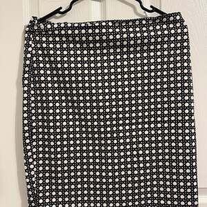 Ann Taylor Black and White Geometric Wicker Pattern Lined Pencil Skirt